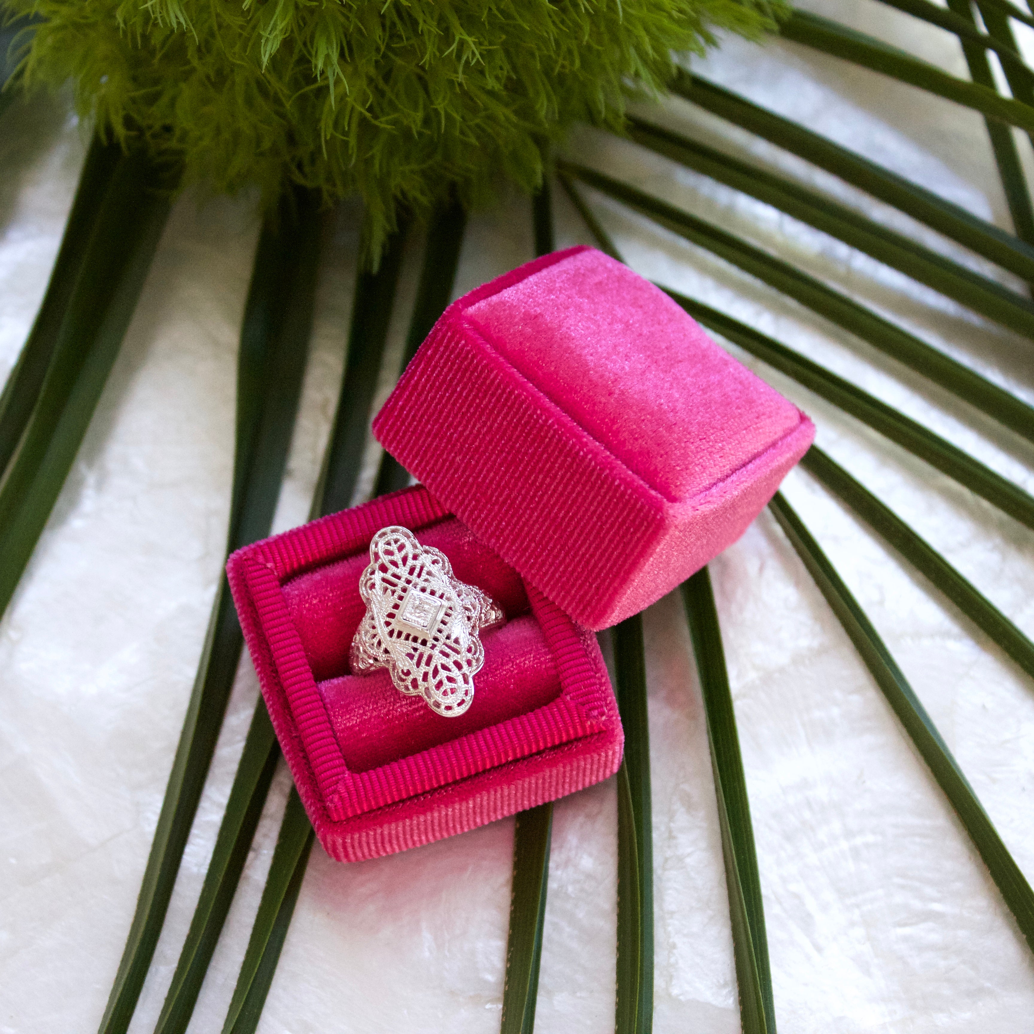 Vintage style velvet ring box deals